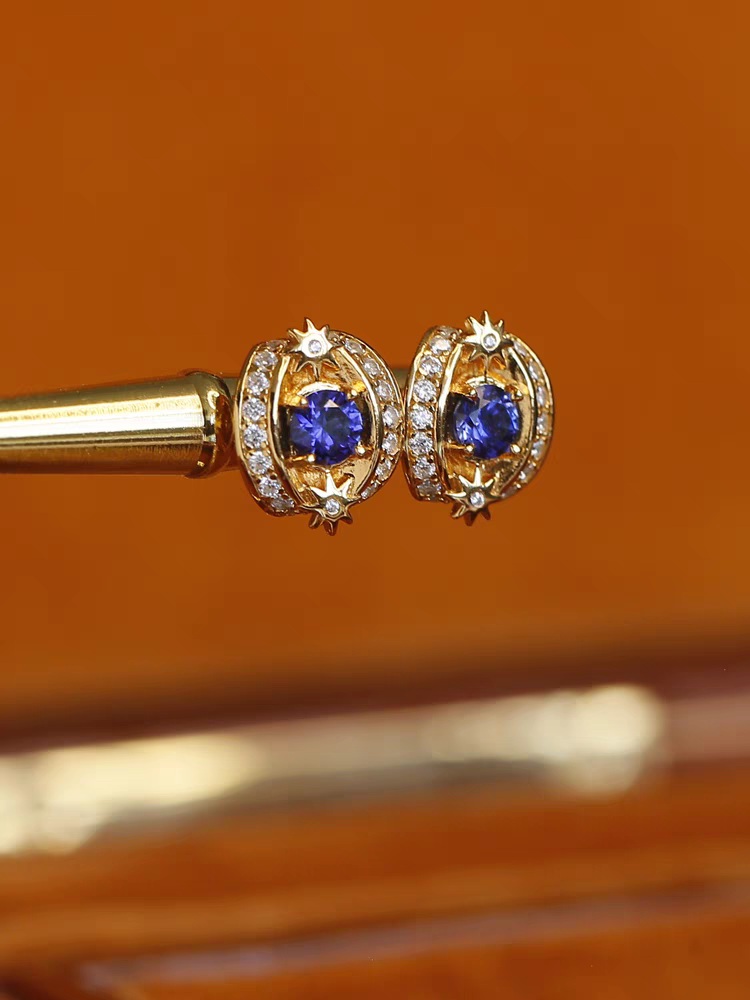 Pendientes de botón Kemstone con diseño original de luz celestial, hechos a mano en plata de ley 925 con zafiro sintético y circonita cúbica, con diseño de estrella y luna de inspiración vintage.