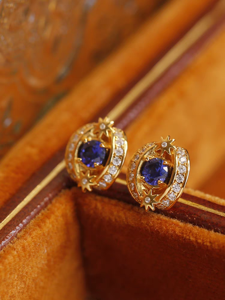 Pendientes de botón Kemstone con diseño original de luz celestial, hechos a mano en plata de ley 925 con zafiro sintético y circonita cúbica, con diseño de estrella y luna de inspiración vintage.