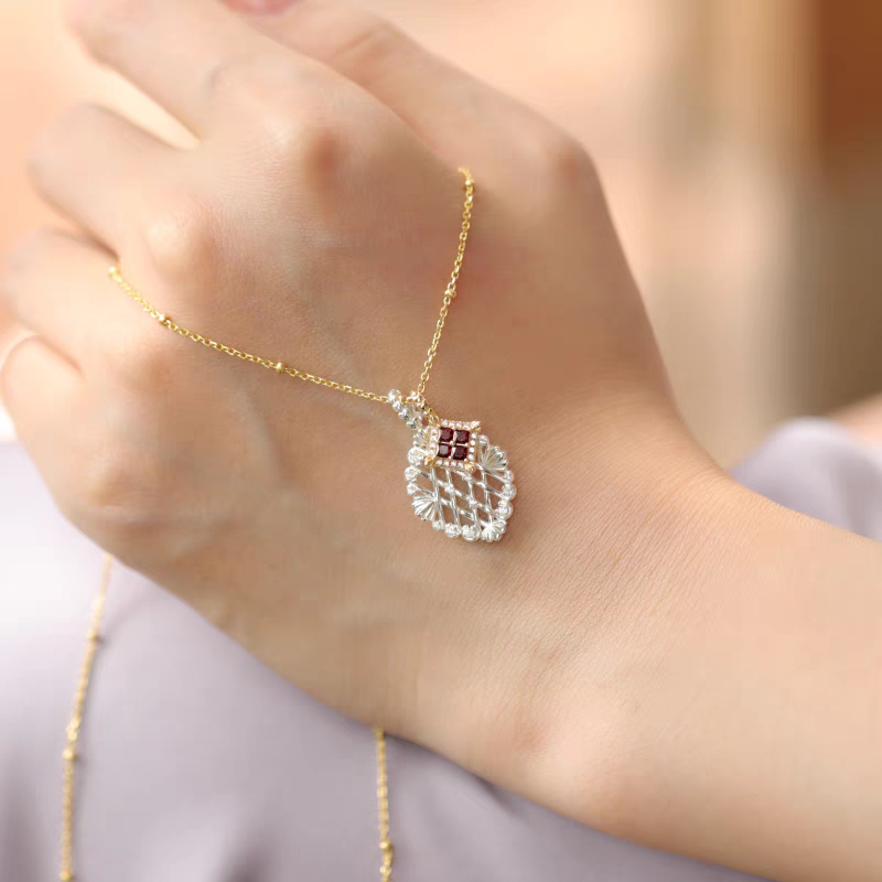 Collar de gofre de cerezas de sobremesa con diseño original artesanal de Kemstone - Plata 925 chapada en oro con colgante de granate y cadena de clavícula vintage