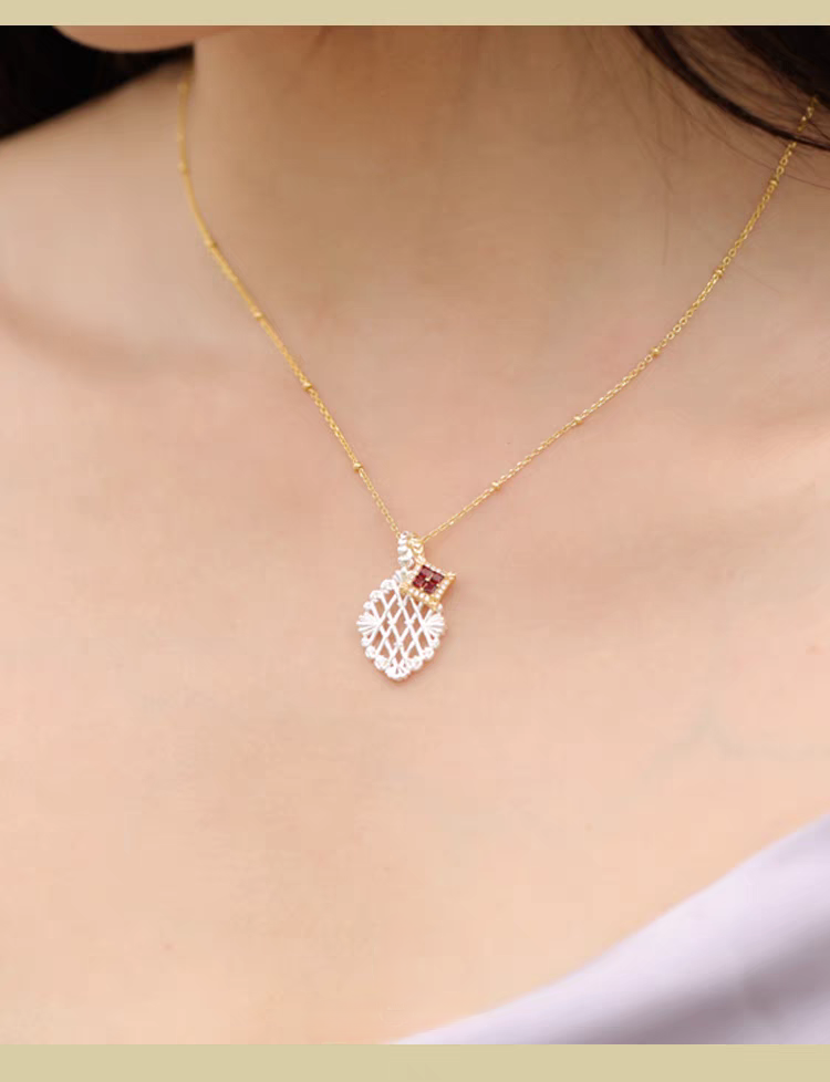 Collar de gofre de cerezas de sobremesa con diseño original artesanal de Kemstone - Plata 925 chapada en oro con colgante de granate y cadena de clavícula vintage