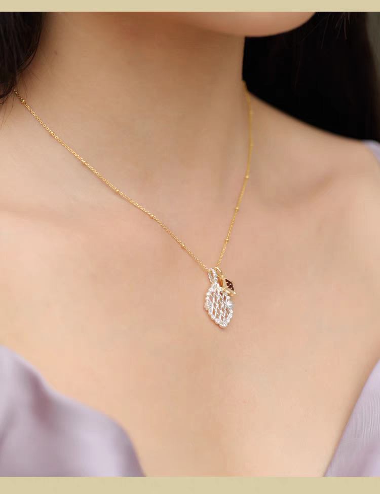 Collar de gofre de cerezas de sobremesa con diseño original artesanal de Kemstone - Plata 925 chapada en oro con colgante de granate y cadena de clavícula vintage