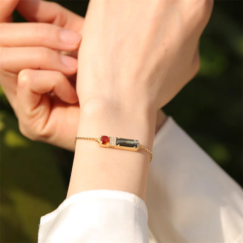 Pulsera de diseño original artesanal de Kemstone "Crepúsculo al atardecer" - Pulsera rectangular con colgante de granate y concha negra en plata de ley