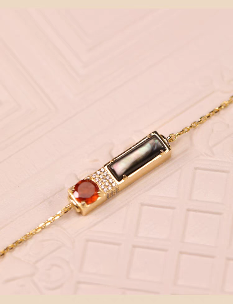 Pulsera de diseño original artesanal de Kemstone "Crepúsculo al atardecer" - Pulsera rectangular con colgante de granate y concha negra en plata de ley