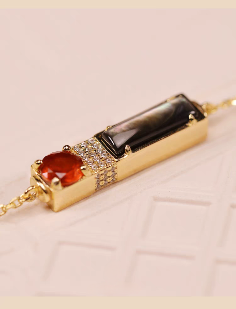 Pulsera de diseño original artesanal de Kemstone "Crepúsculo al atardecer" - Pulsera rectangular con colgante de granate y concha negra en plata de ley
