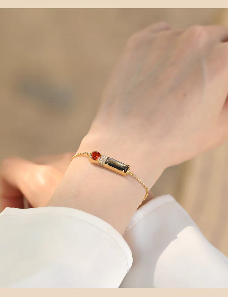 Pulsera de diseño original artesanal de Kemstone "Crepúsculo al atardecer" - Pulsera rectangular con colgante de granate y concha negra en plata de ley