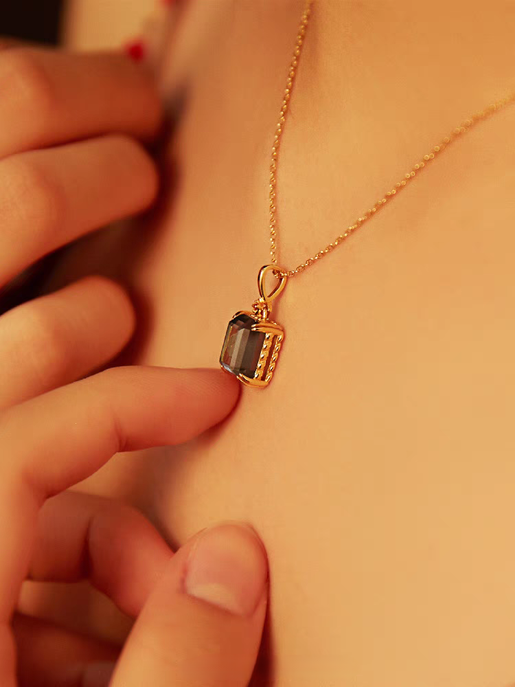 Collar de plata con topacio azul suizo y circonita naranja, diseño original artesanal de Kemstone, Ocean Soul. Pieza curativa de inspiración vintage bañada en oro.