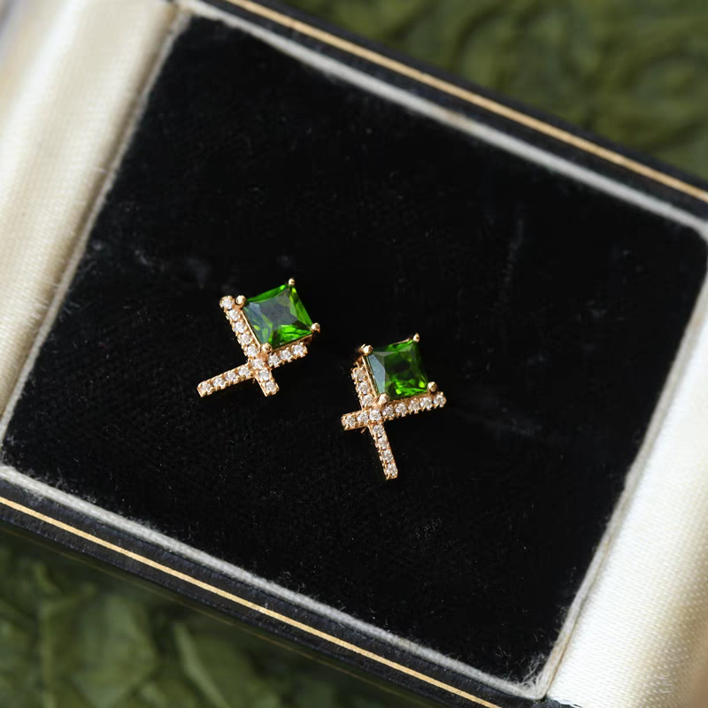 Diseño original artesanal de Kemstone: Hierba Susurrante: Mini aretes de diópsido en plata de ley bañada en oro, sencillos aretes verdes de inspiración vintage.