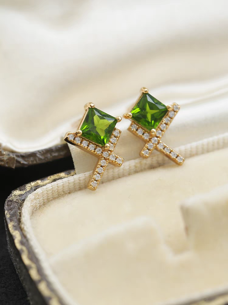 Diseño original artesanal de Kemstone: Hierba Susurrante: Mini aretes de diópsido en plata de ley bañada en oro, sencillos aretes verdes de inspiración vintage.