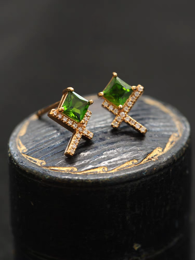 Diseño original artesanal de Kemstone: Hierba Susurrante: Mini aretes de diópsido en plata de ley bañada en oro, sencillos aretes verdes de inspiración vintage.