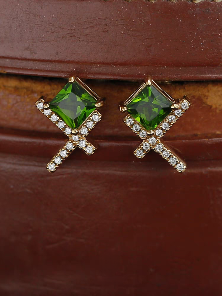 Diseño original artesanal de Kemstone: Hierba Susurrante: Mini aretes de diópsido en plata de ley bañada en oro, sencillos aretes verdes de inspiración vintage.