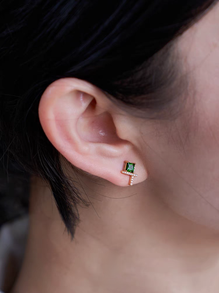 Diseño original artesanal de Kemstone: Hierba Susurrante: Mini aretes de diópsido en plata de ley bañada en oro, sencillos aretes verdes de inspiración vintage.