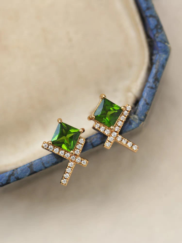 Diseño original artesanal de Kemstone: Hierba Susurrante: Mini aretes de diópsido en plata de ley bañada en oro, sencillos aretes verdes de inspiración vintage.