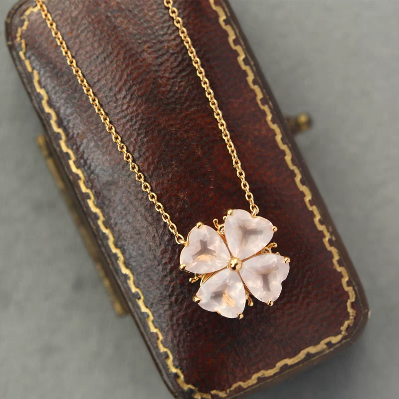 Collar Sakura Bloom de diseño original, hecho a mano por Kemstone: colgante de flor de cerezo en plata bañada en oro y cristal de corazón rosa.