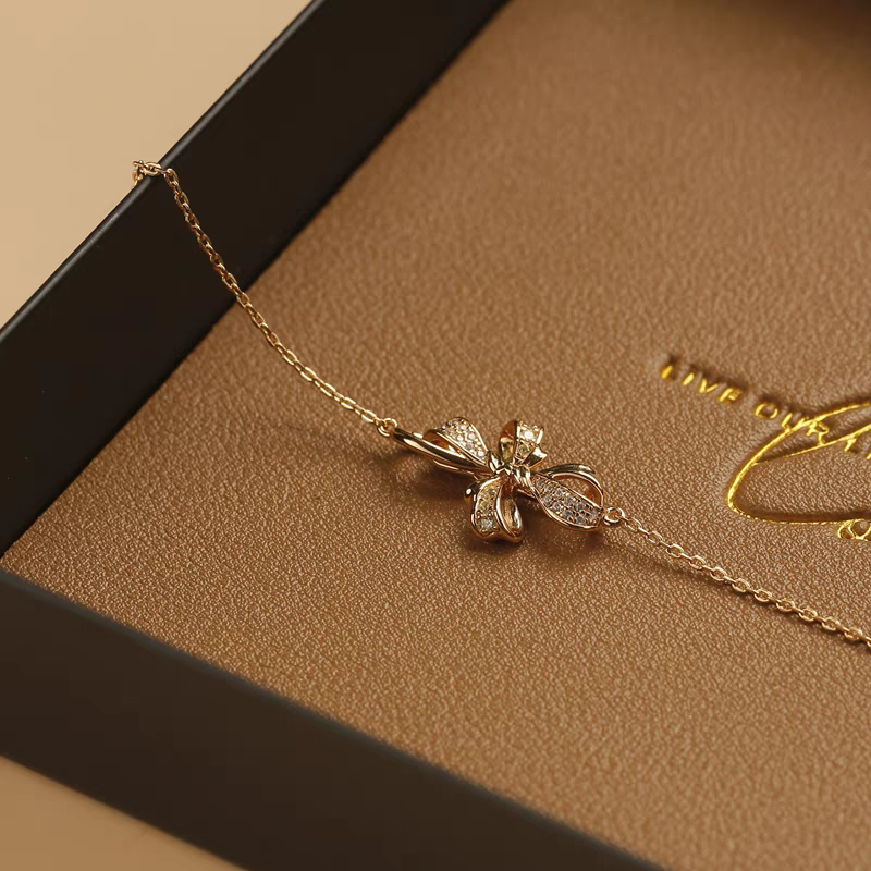 Pulsera de lazo francés de diseño original artesanal de Kemstone - Plata de ley bañada en oro con detalles de circonitas cúbicas