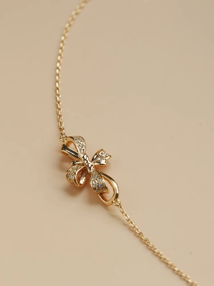 Pulsera de lazo francés de diseño original artesanal de Kemstone - Plata de ley bañada en oro con detalles de circonitas cúbicas