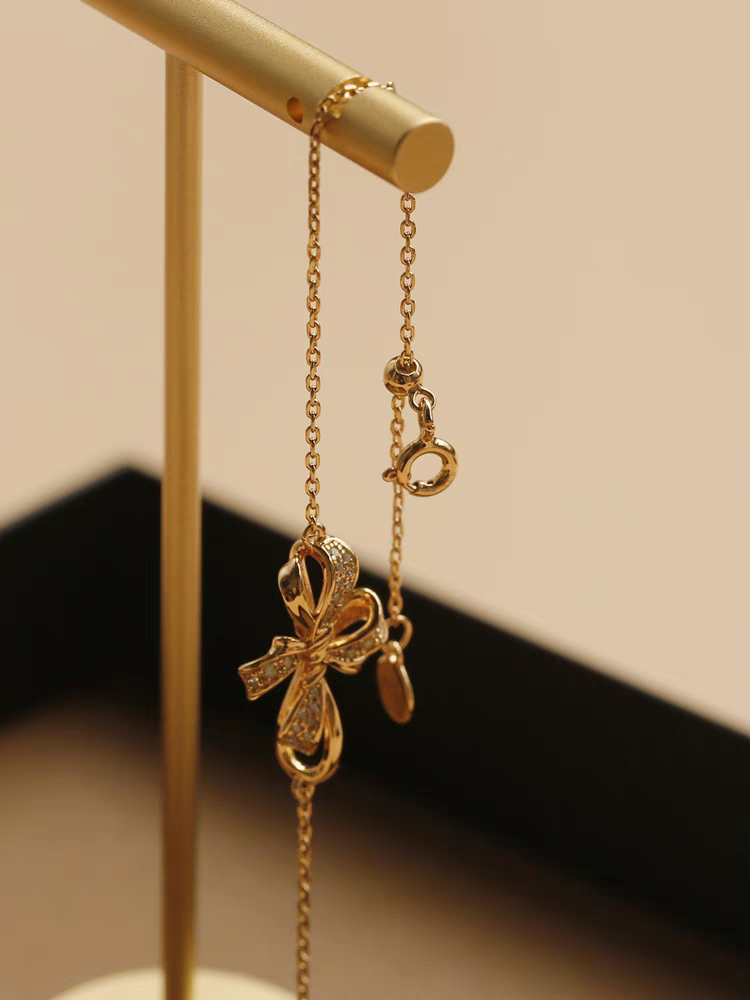 Pulsera de lazo francés de diseño original artesanal de Kemstone - Plata de ley bañada en oro con detalles de circonitas cúbicas