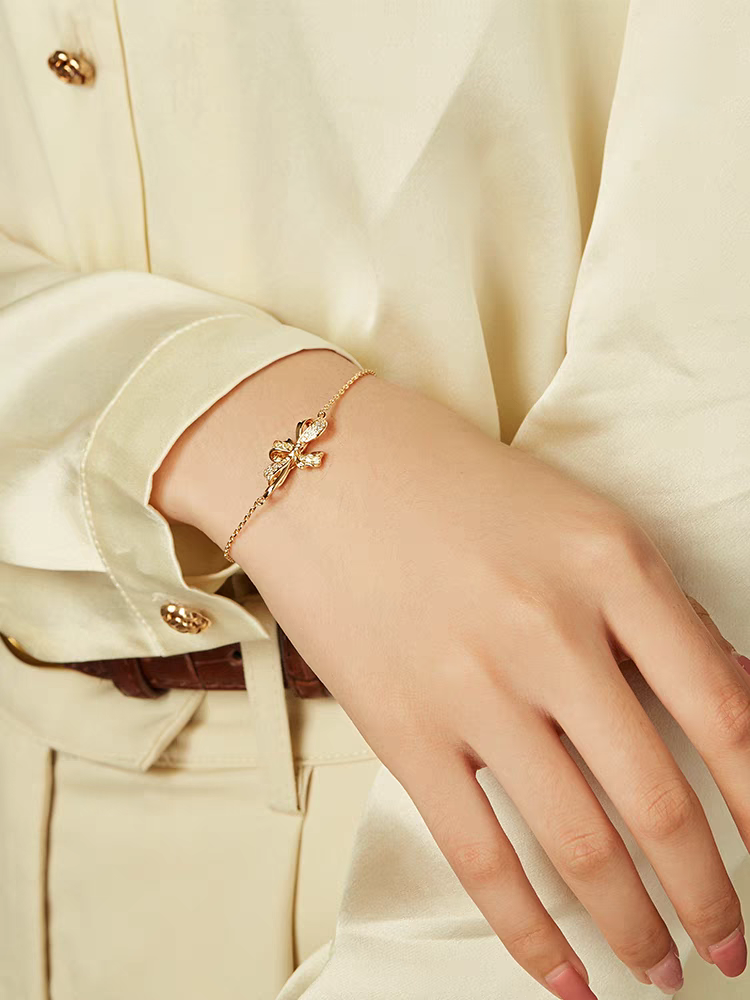 Pulsera de lazo francés de diseño original artesanal de Kemstone - Plata de ley bañada en oro con detalles de circonitas cúbicas