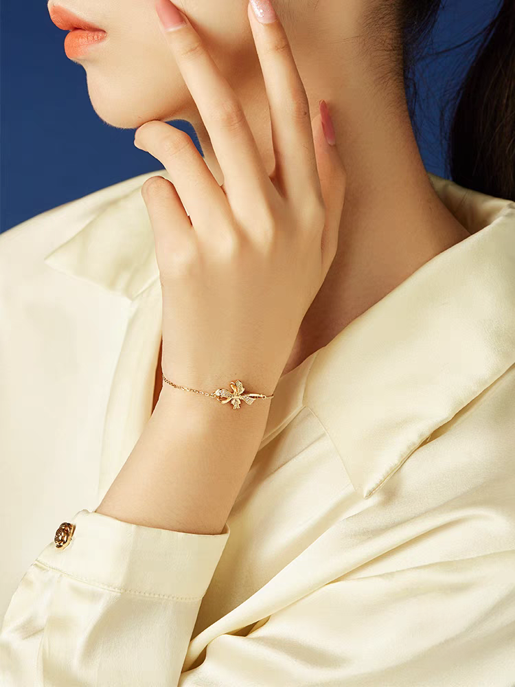 Pulsera de lazo francés de diseño original artesanal de Kemstone - Plata de ley bañada en oro con detalles de circonitas cúbicas