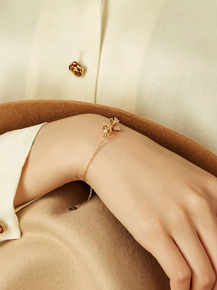 Pulsera de lazo francés de diseño original artesanal de Kemstone - Plata de ley bañada en oro con detalles de circonitas cúbicas