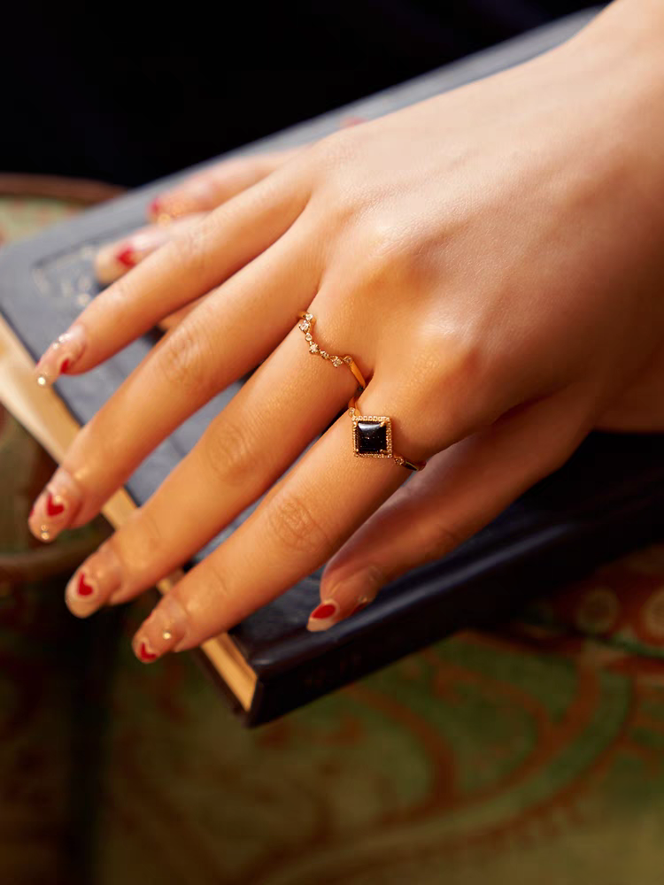 Anillo apilable vintage de plata de ley bañada en oro con diseño original de Kemstone: Atardecer y cielo estrellado.
