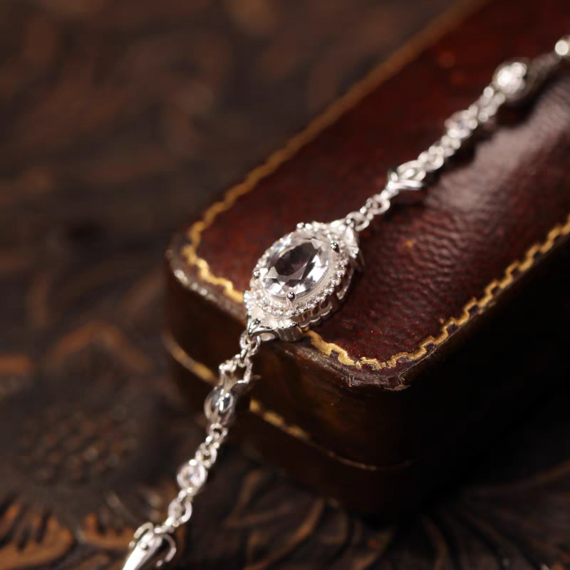 Pulsera de cristal blanco de inspiración vintage, diseño original artesanal de Kemstone: elegante pieza de diseño en plata de ley.