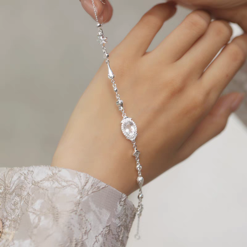 Pulsera de cristal blanco de inspiración vintage, diseño original artesanal de Kemstone: elegante pieza de diseño en plata de ley.