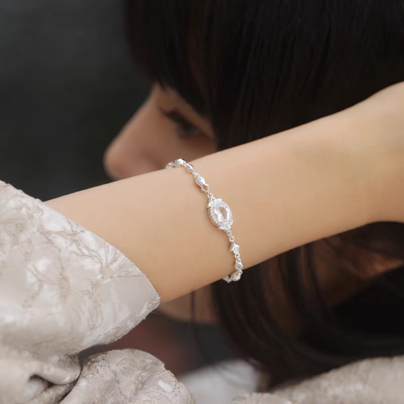 Pulsera de cristal blanco de inspiración vintage, diseño original artesanal de Kemstone: elegante pieza de diseño en plata de ley.