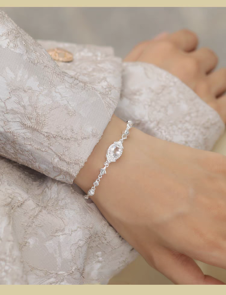 Pulsera de cristal blanco de inspiración vintage, diseño original artesanal de Kemstone: elegante pieza de diseño en plata de ley.