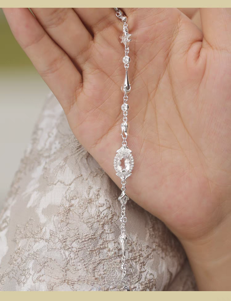 Pulsera de cristal blanco de inspiración vintage, diseño original artesanal de Kemstone: elegante pieza de diseño en plata de ley.