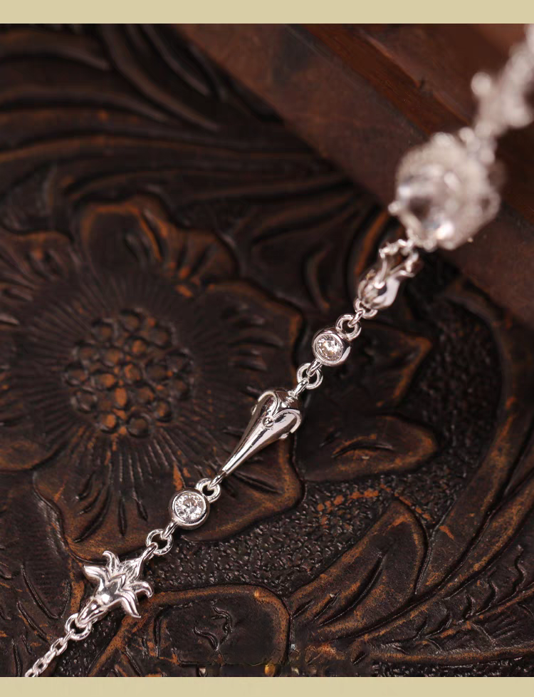 Pulsera de cristal blanco de inspiración vintage, diseño original artesanal de Kemstone: elegante pieza de diseño en plata de ley.