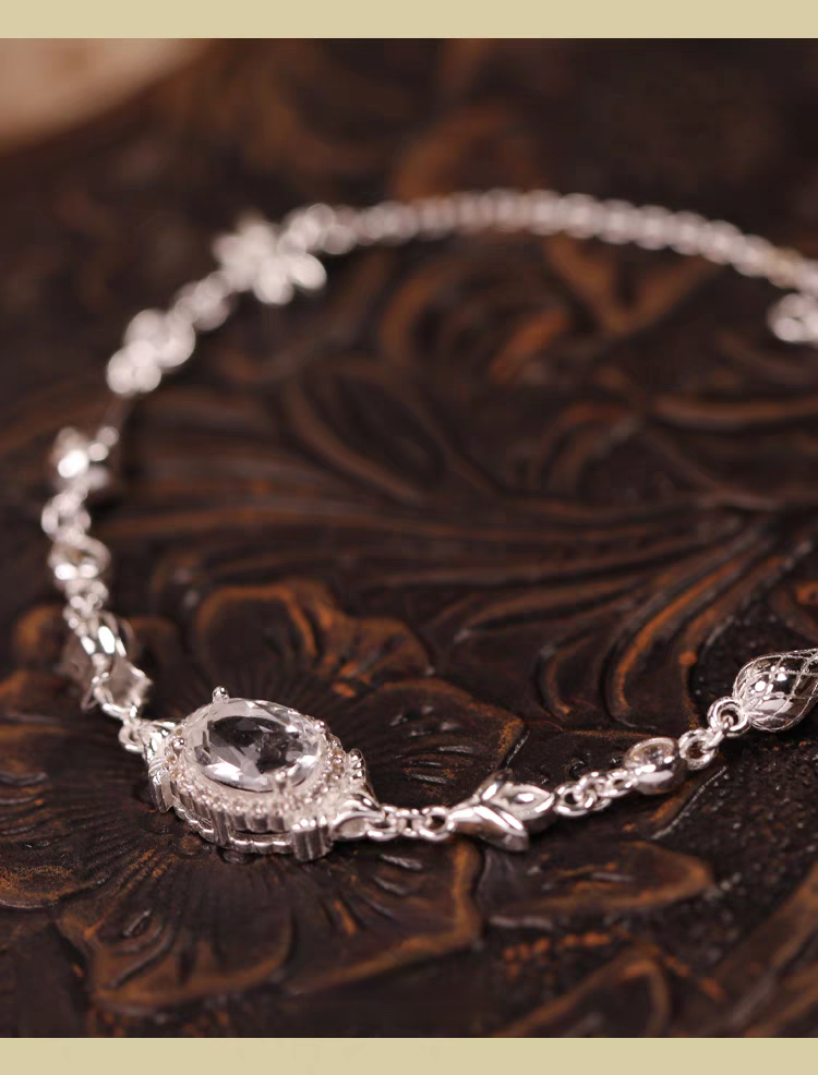 Pulsera de cristal blanco de inspiración vintage, diseño original artesanal de Kemstone: elegante pieza de diseño en plata de ley.