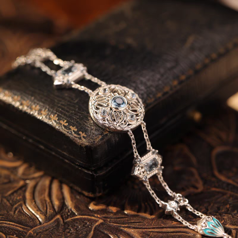 Pulsera de plata de ley con espinela azul, inspirada en el Taj Mahal y diseño original artesanal de Kemstone. Diseño vintage artesanal.