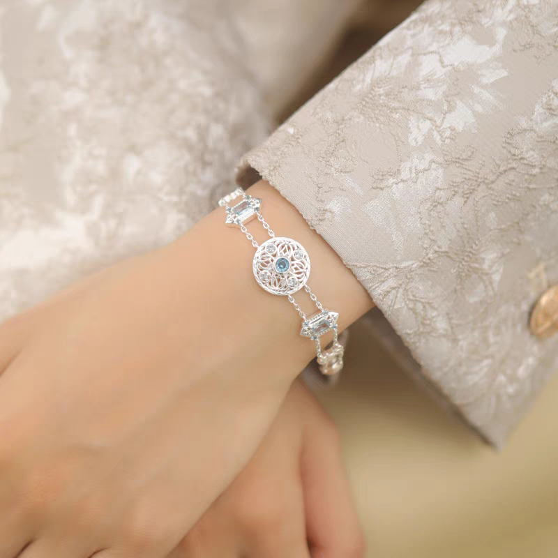 Pulsera de plata de ley con espinela azul, inspirada en el Taj Mahal y diseño original artesanal de Kemstone. Diseño vintage artesanal.