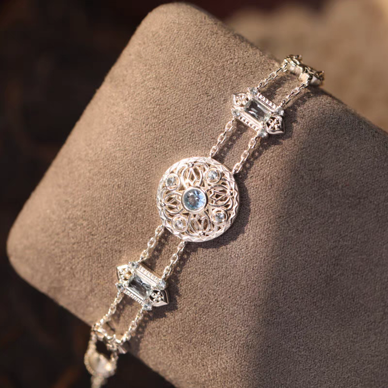 Pulsera de plata de ley con espinela azul, inspirada en el Taj Mahal y diseño original artesanal de Kemstone. Diseño vintage artesanal.