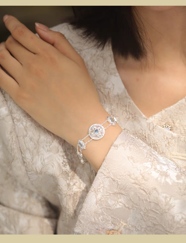 Pulsera de plata de ley con espinela azul, inspirada en el Taj Mahal y diseño original artesanal de Kemstone. Diseño vintage artesanal.