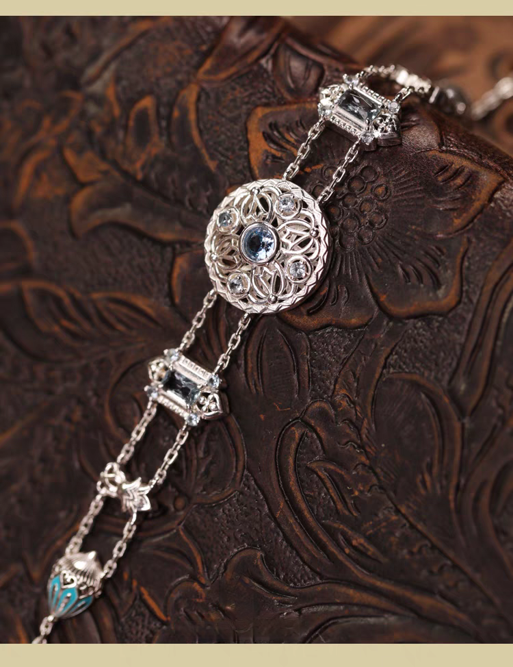 Pulsera de plata de ley con espinela azul, inspirada en el Taj Mahal y diseño original artesanal de Kemstone. Diseño vintage artesanal.
