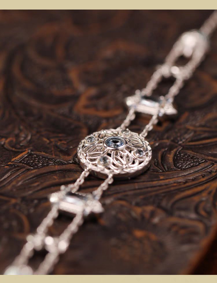 Pulsera de plata de ley con espinela azul, inspirada en el Taj Mahal y diseño original artesanal de Kemstone. Diseño vintage artesanal.