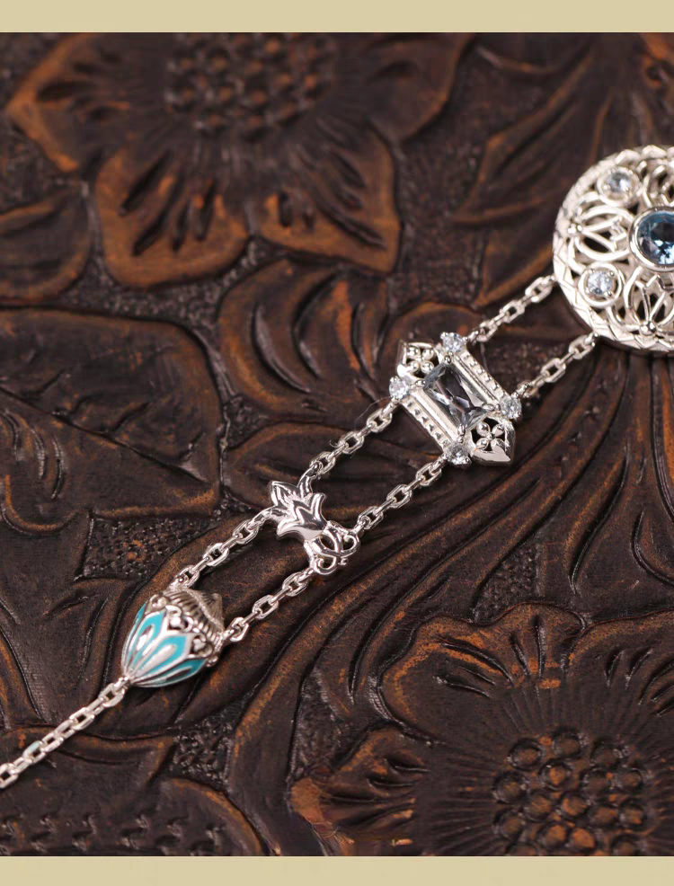 Pulsera de plata de ley con espinela azul, inspirada en el Taj Mahal y diseño original artesanal de Kemstone. Diseño vintage artesanal.