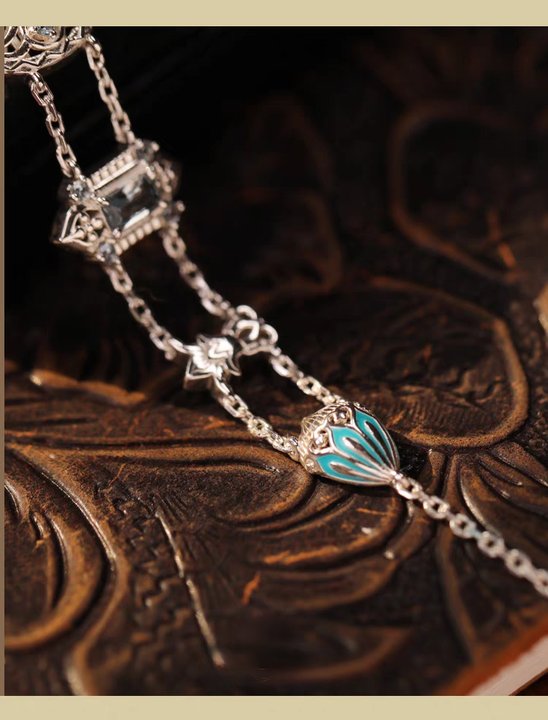 Pulsera de plata de ley con espinela azul, inspirada en el Taj Mahal y diseño original artesanal de Kemstone. Diseño vintage artesanal.