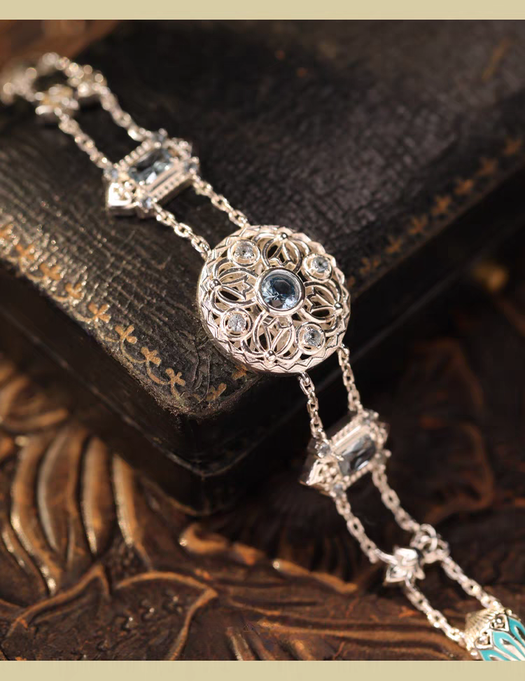 Pulsera de plata de ley con espinela azul, inspirada en el Taj Mahal y diseño original artesanal de Kemstone. Diseño vintage artesanal.