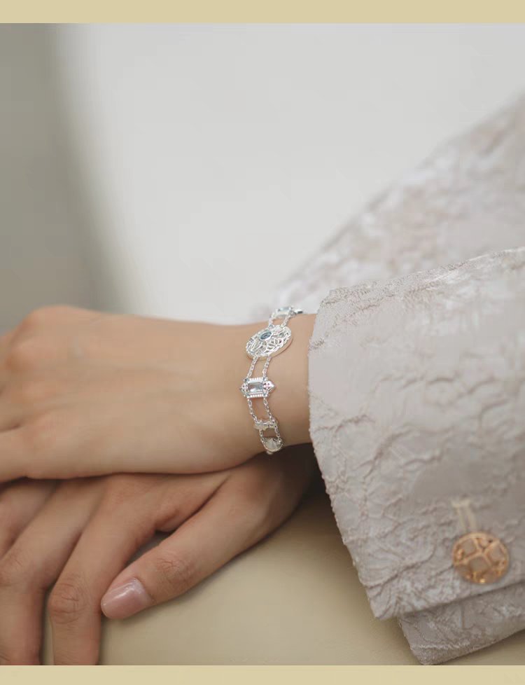 Pulsera de plata de ley con espinela azul, inspirada en el Taj Mahal y diseño original artesanal de Kemstone. Diseño vintage artesanal.