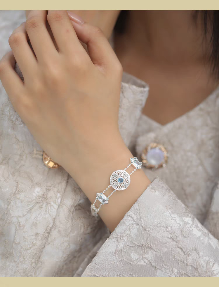 Pulsera de plata de ley con espinela azul, inspirada en el Taj Mahal y diseño original artesanal de Kemstone. Diseño vintage artesanal.